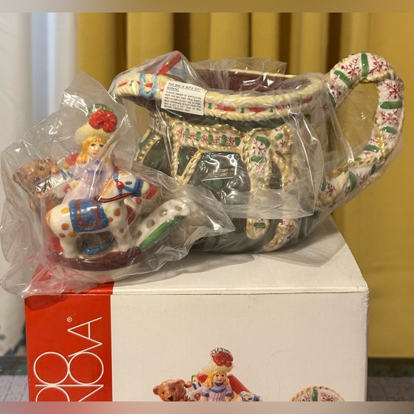 New Studio Nova Vintage Woodland Holly Santa Ceramic TeaPot Discontinued 2003-04 - Picture 3 of 16
